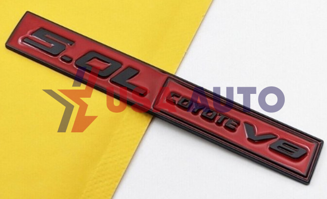 ემბლემა 5.0L COYOTE V8 140x20mm წითელი, შავი წარწერით (რკინა)